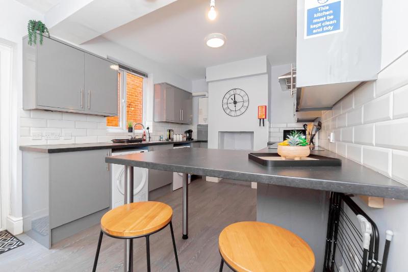 Modern 5-Bed - Sleeps 10-Walk to Centre & Parking! - image 23