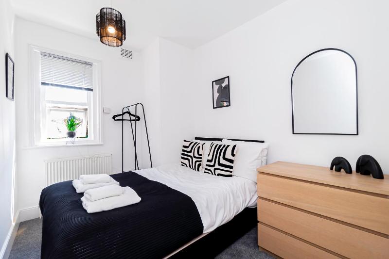 Modern 5-Bed - Sleeps 10-Walk to Centre & Parking! - image 14