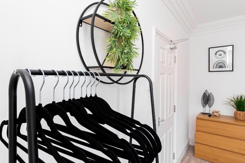 Modern 5-Bed - Sleeps 10-Walk to Centre & Parking! - image 8