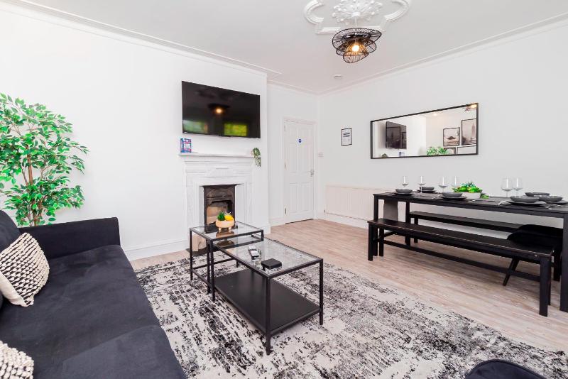 Modern 5-Bed - Sleeps 10-Walk to Centre & Parking! - image 16