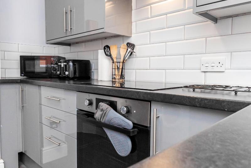 Modern 5-Bed - Sleeps 10-Walk to Centre & Parking! - image 32