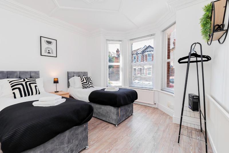Modern 5-Bed - Sleeps 10-Walk to Centre & Parking! - image 24