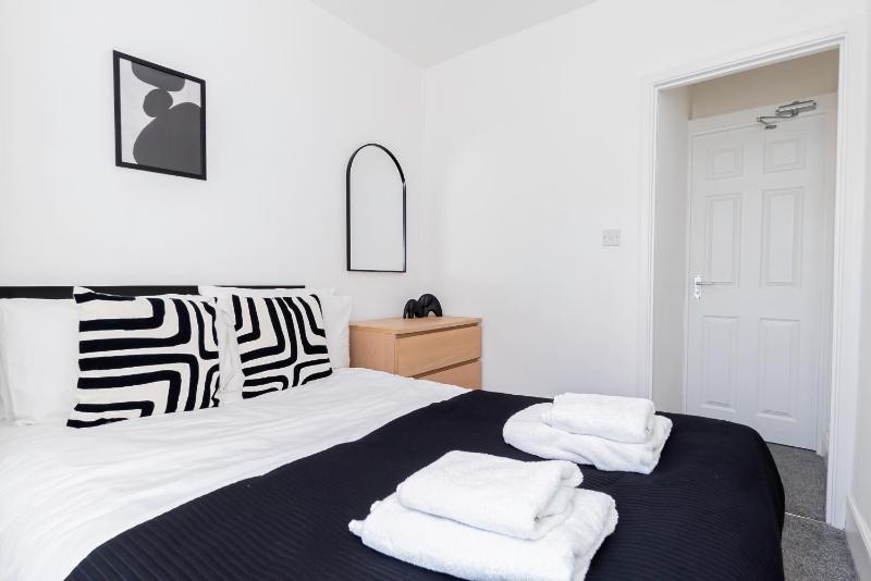 Modern 5-Bed - Sleeps 10-Walk to Centre & Parking! - image 34