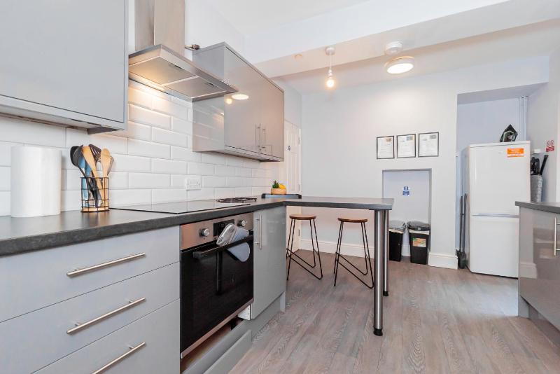 Modern 5-Bed - Sleeps 10-Walk to Centre & Parking! - image 4