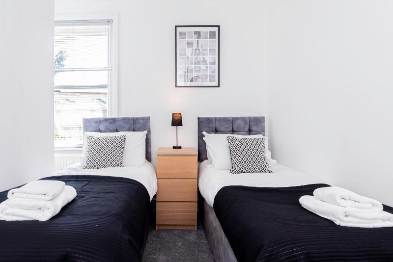 Modern 5-Bed - Sleeps 10-Walk to Centre & Parking! - image 7