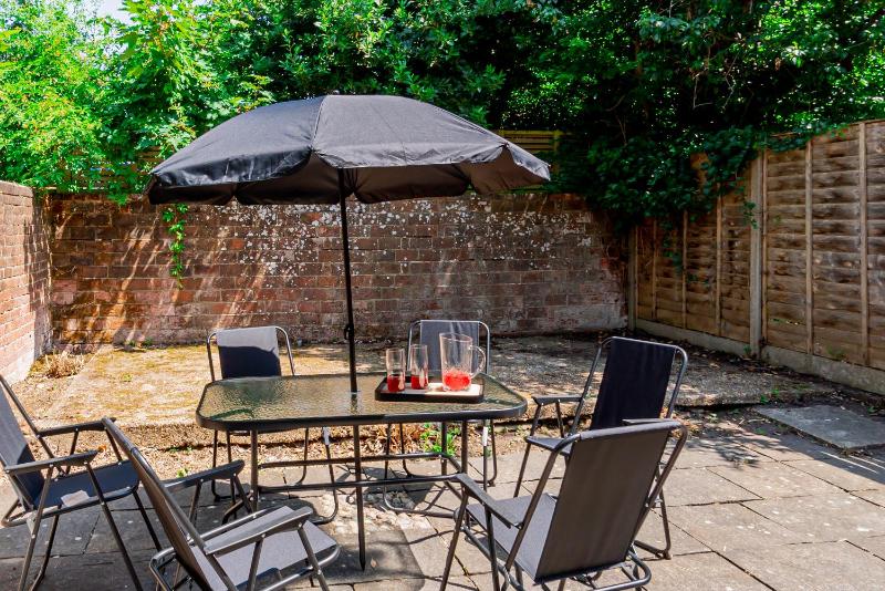 Modern 5-Bed - Sleeps 10-Walk to Centre & Parking! - image 17