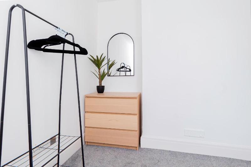 Modern 5-Bed - Sleeps 10-Walk to Centre & Parking! - image 10