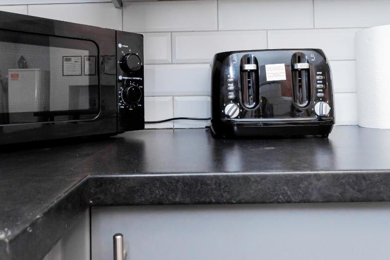 Modern 5-Bed - Sleeps 10-Walk to Centre & Parking! - image 19