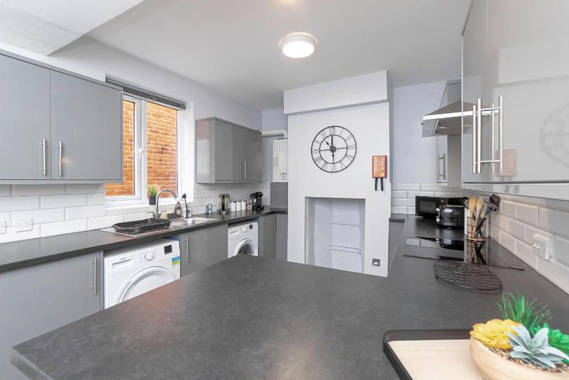 Modern 5-Bed - Sleeps 10-Walk to Centre & Parking! - image 29