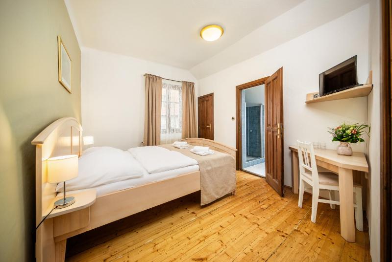 Basic Double Room image 2
