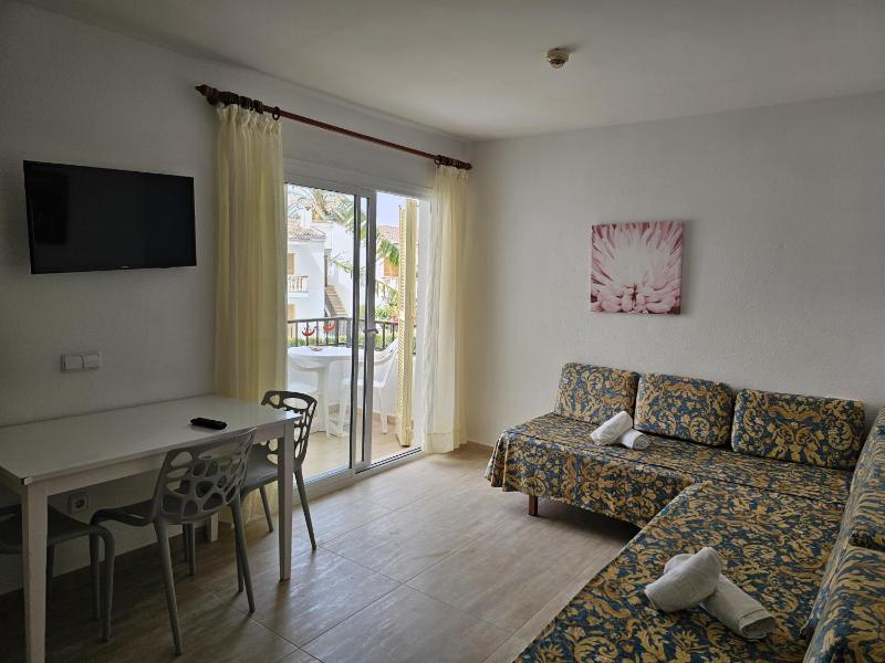 One-Bedroom Apartment with Pool View image 2