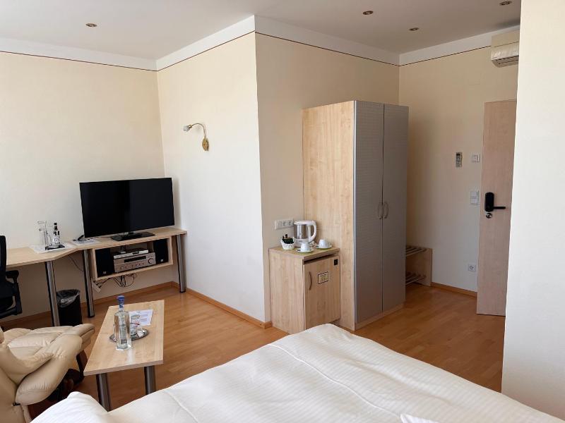 Double Room image 3