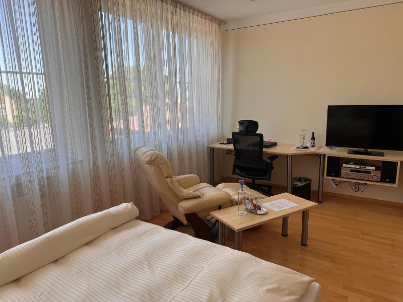 Double Room image 4