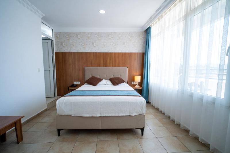 Queen Room with Balcony image 3