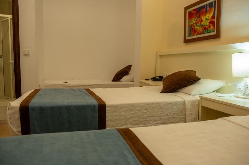 Economy Triple Room image 1
