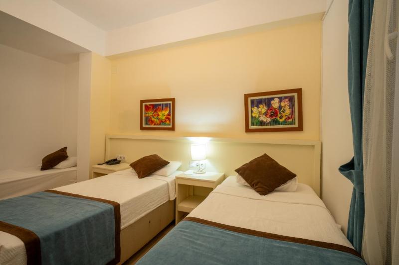 Economy Triple Room image 4