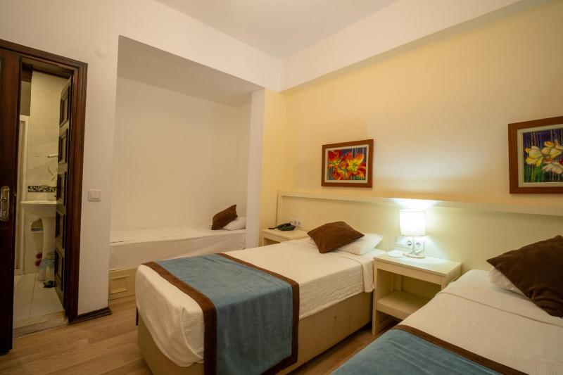 Economy Triple Room image 3