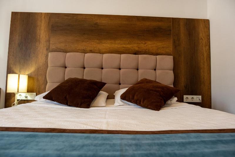 Standard Double Room image 3