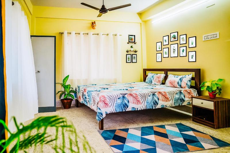 couple friendly room with balcony kitchen private bath - image 4
