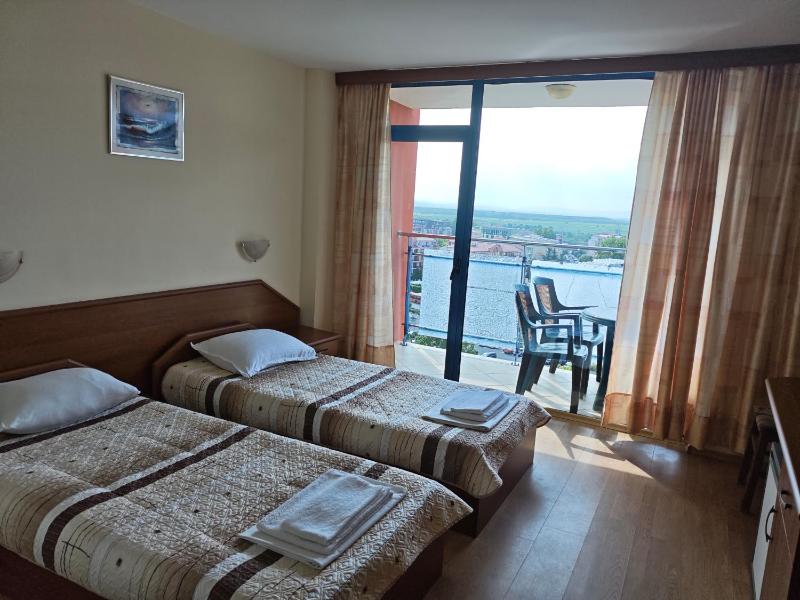 Triple Room with Extra Bed - Park View (3 Adults + 1 Child) image 1