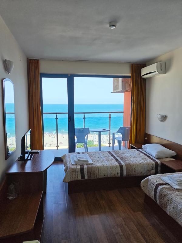Standard Twin Room with Sea View (2 Adults + 1 Child) image 4
