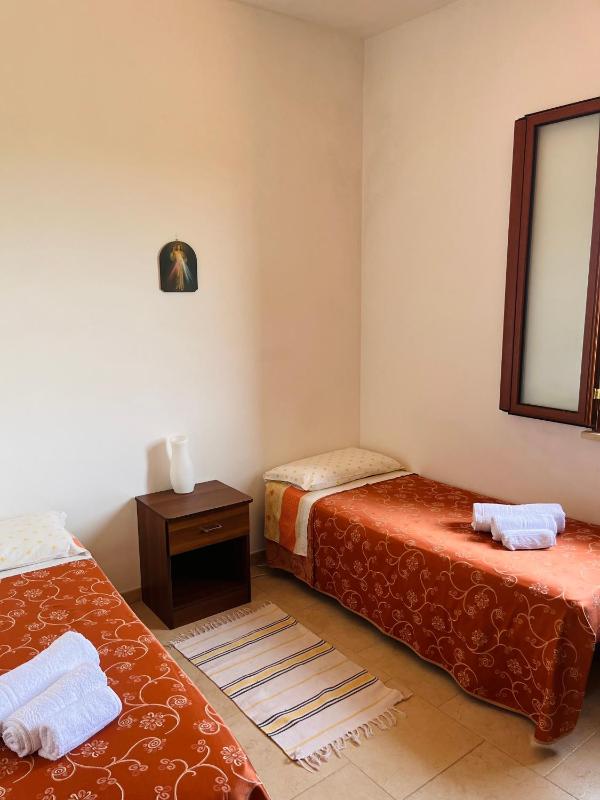 Twin Room with Shared Bathroom image 4