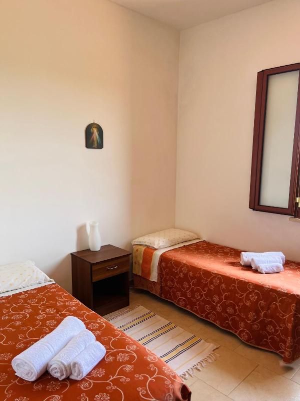 Twin Room with Shared Bathroom image 2