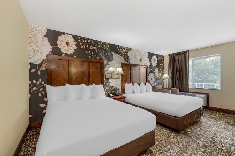 Queen Room with Two Queen Beds - Non-Smoking image 1