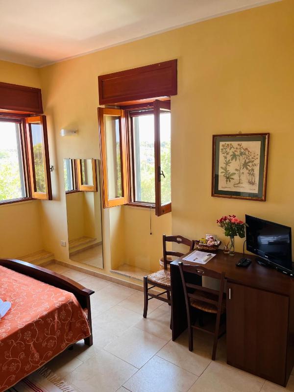 Double Room with Private External Bathroom image 3