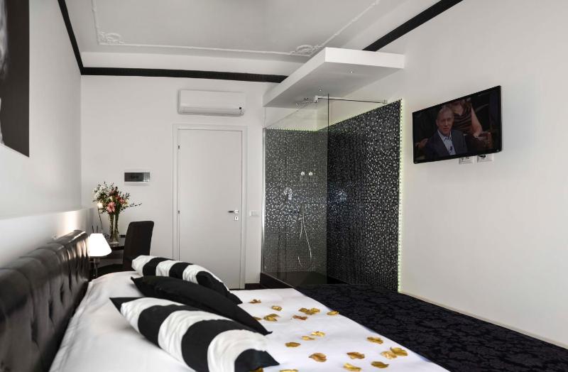 Double Room image 1