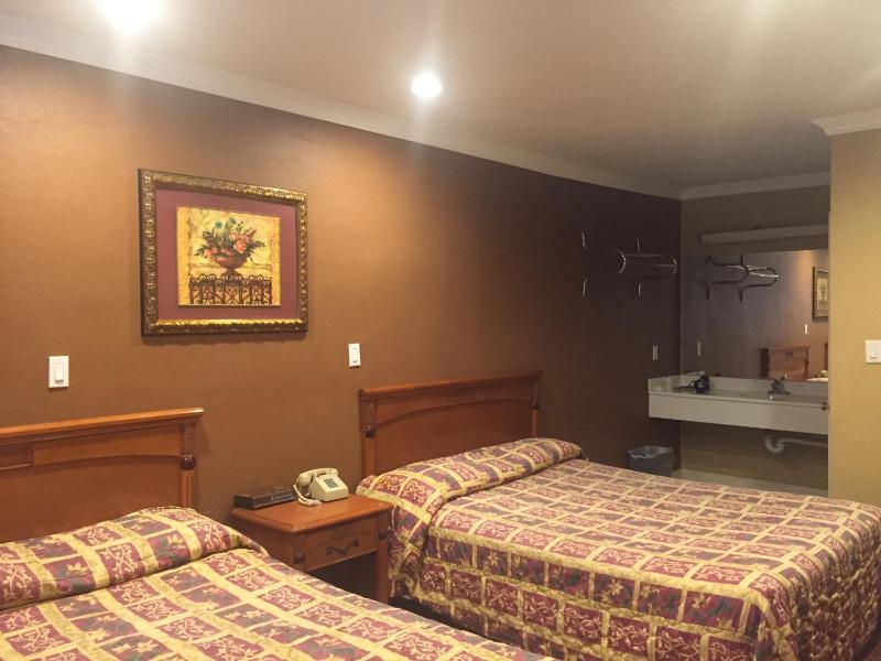 Double Queen Room image 3