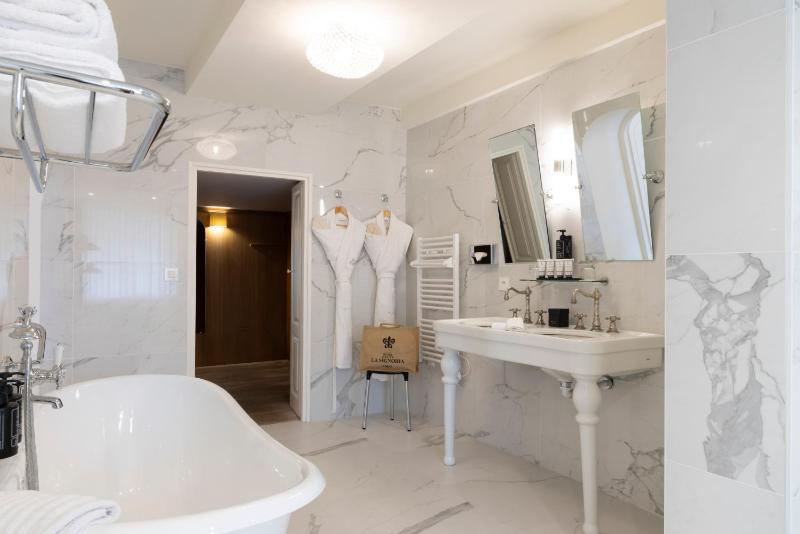 Suite Demeure - Garden View image 4