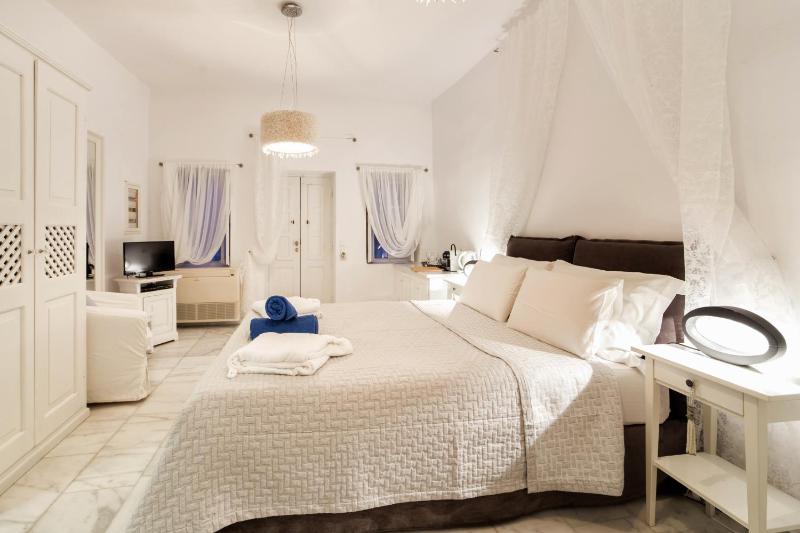 Junior Suite with Caldera View image 4