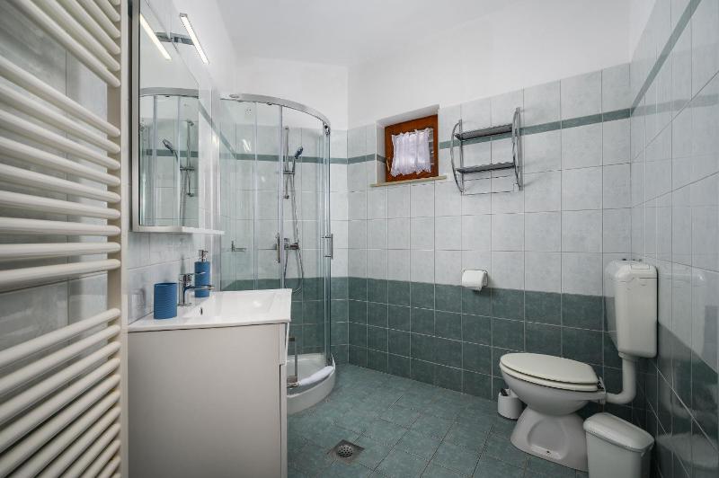 One-Bedroom Apartment image 3