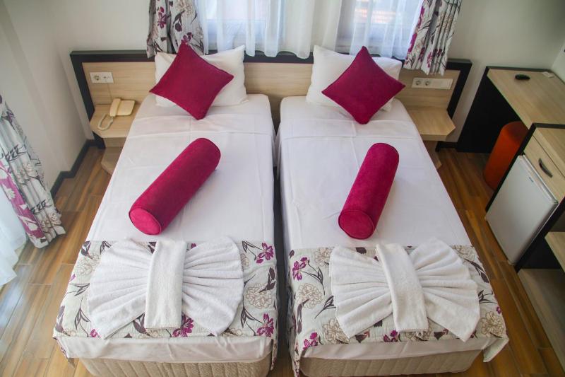 Twin Room image 4