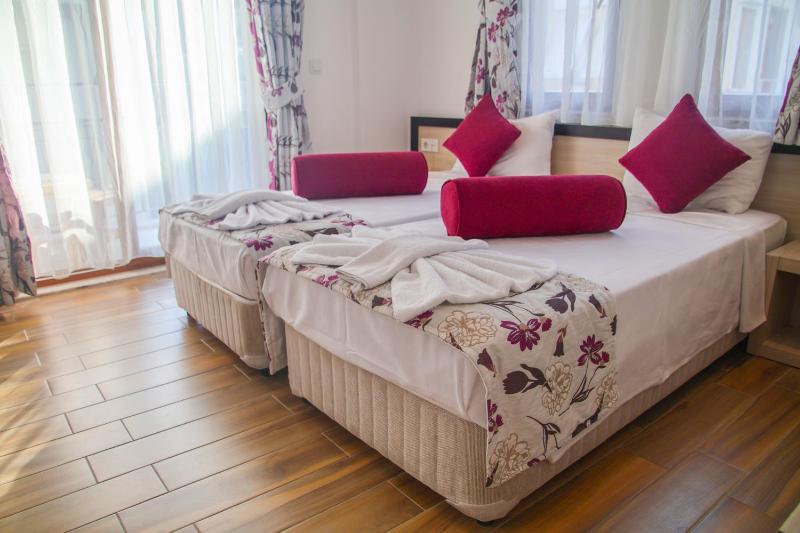 Twin Room image 3