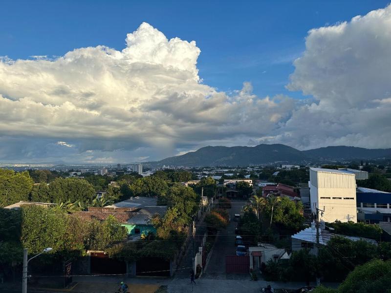Moderno acogedor y privado en San Salvador - image 2