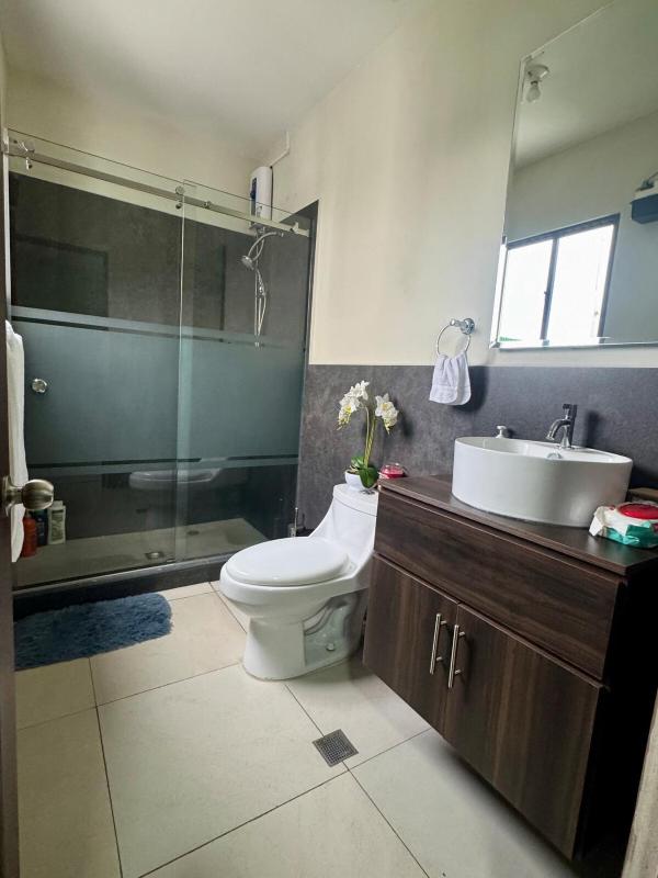 Moderno acogedor y privado en San Salvador - image 11