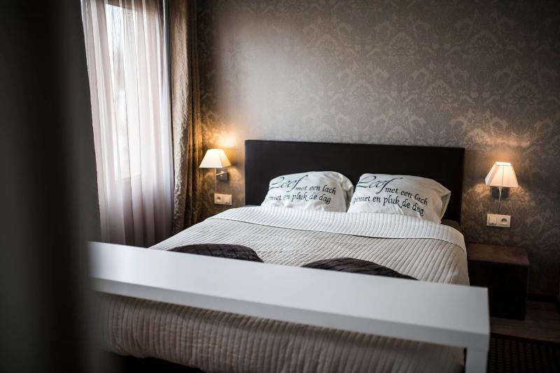 Standard Double Room image 3