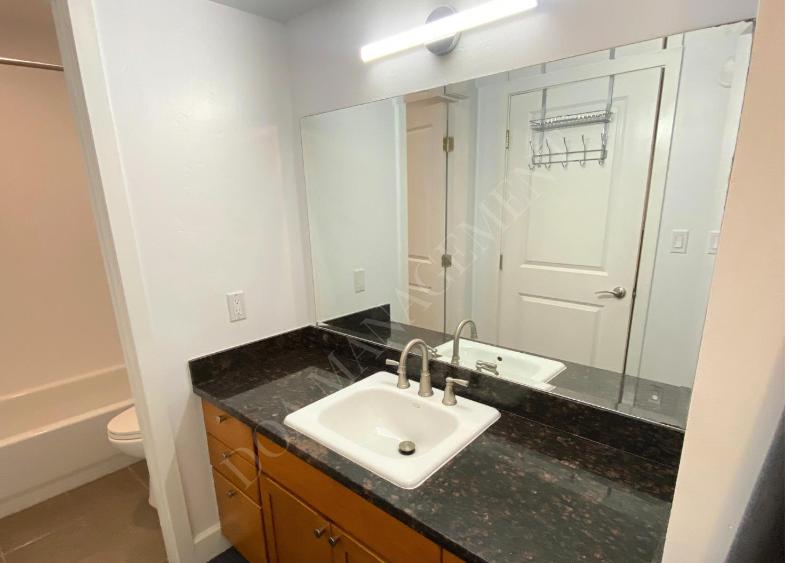 Luxury condo in the heart of LA - image 2