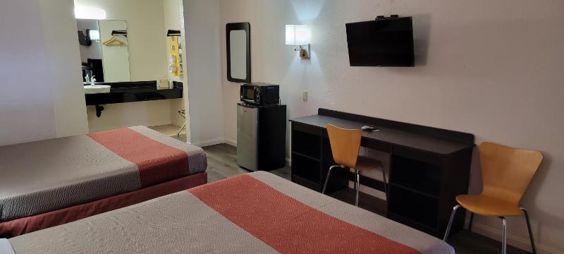 Queen Room with Two Queen Beds - Non-Smoking image 4