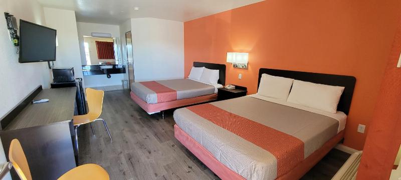 Queen Room with Two Queen Beds - Non-Smoking image 3