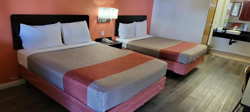 Queen Room with Two Queen Beds - Non-Smoking image 2