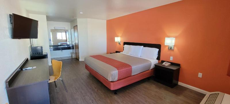 King Room - Non-Smoking image 2