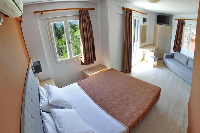 Superior Double Room with Sea View image 4