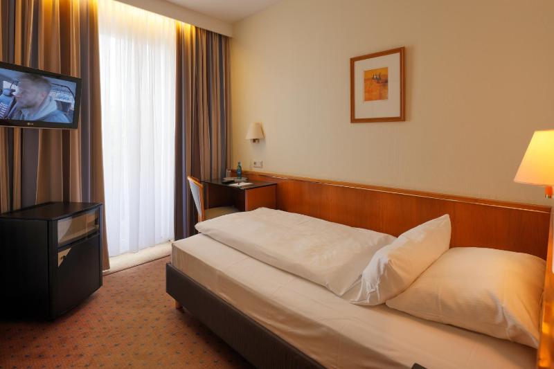 Standard Single Room image 3