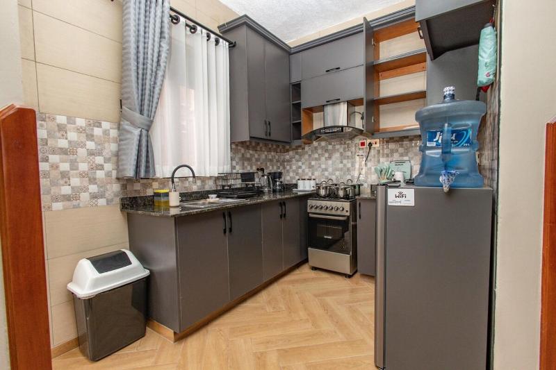 Eclectic 1BR in Ntinda with fast WiFi plush queen bed & is WFH friendly - image 9