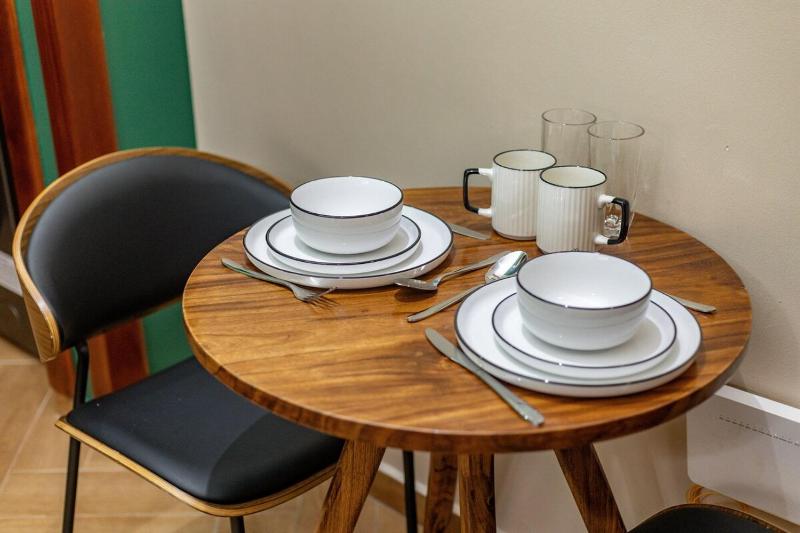 Eclectic 1BR in Ntinda with fast WiFi plush queen bed & is WFH friendly - image 4