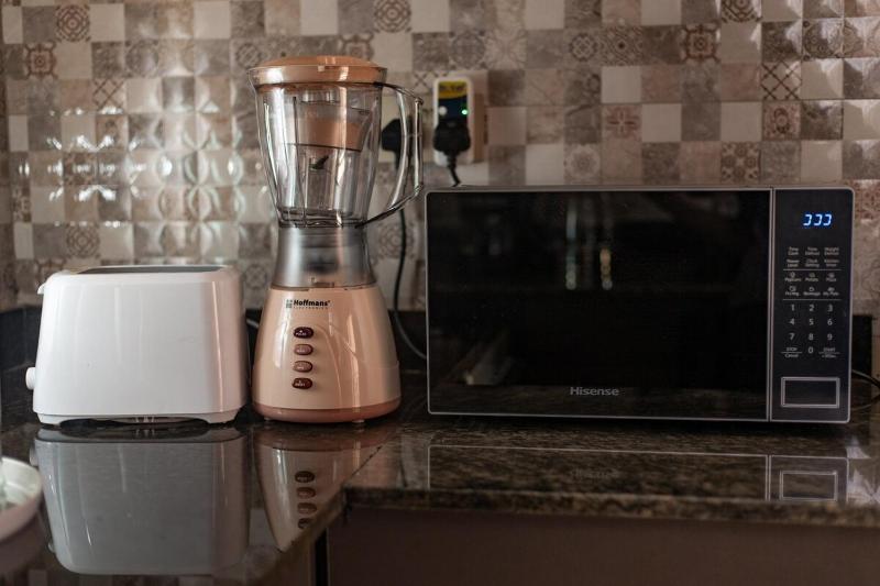 Eclectic 1BR in Ntinda with fast WiFi plush queen bed & is WFH friendly - image 7