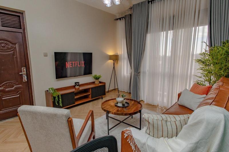 Eclectic 1BR in Ntinda with fast WiFi plush queen bed & is WFH friendly - image 11